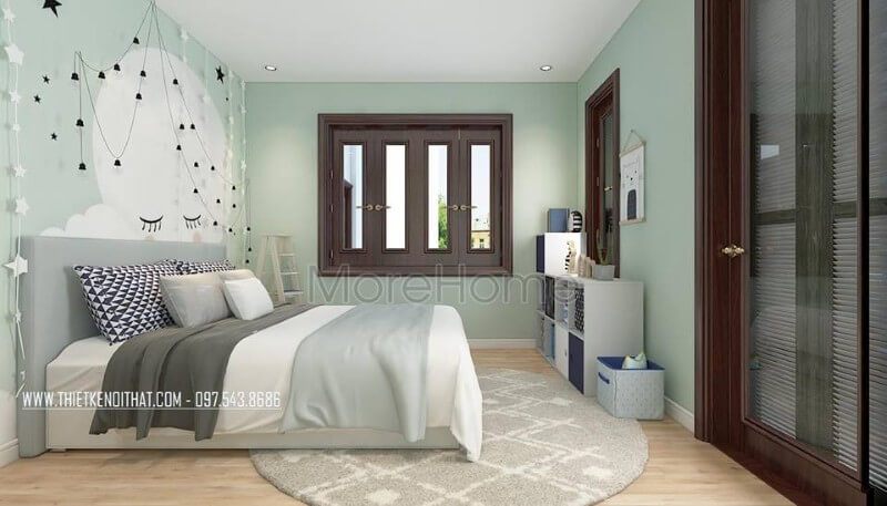 Phòng ngủ con thơ mộng và đáng yêu được trang trí bằng giấy dán tường đẹp mắt, đèn trang trí ngôi sao và các kệ tủ trang trí được thiết kế với nhiều màu sắc khác nhau góp phần tạo nên sự sinh động cho căn phòng.